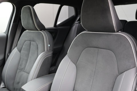 Volvo XC40 2.0 B3 Plus Dark / Panoramadak / Memory Stoelen / Harman Kardon / Keyless-Go / Stuurwielverwarming