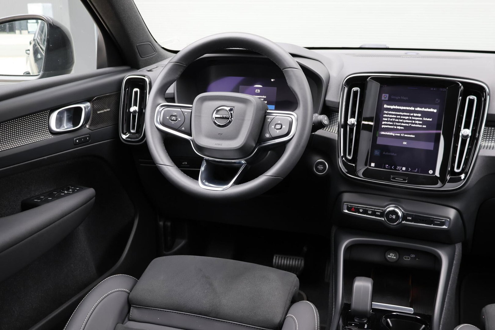 Volvo XC40 2.0 B3 Plus Dark / Panoramadak / Memory Stoelen / Harman Kardon / Keyless-Go / Stuurwielverwarming