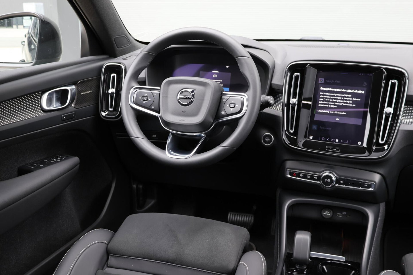 Volvo XC40 2.0 B3 Plus Dark / Panoramadak / Memory Stoelen / Harman Kardon / Keyless-Go / Stuurwielverwarming