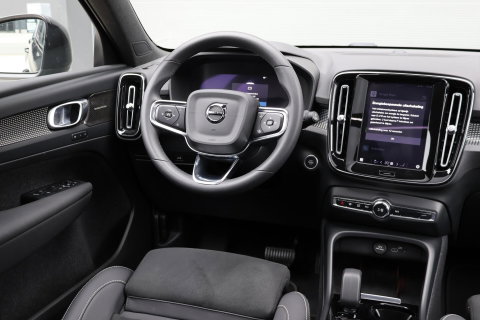 Volvo XC40 2.0 B3 Plus Dark / Panoramadak / Memory Stoelen / Harman Kardon / Keyless-Go / Stuurwielverwarming