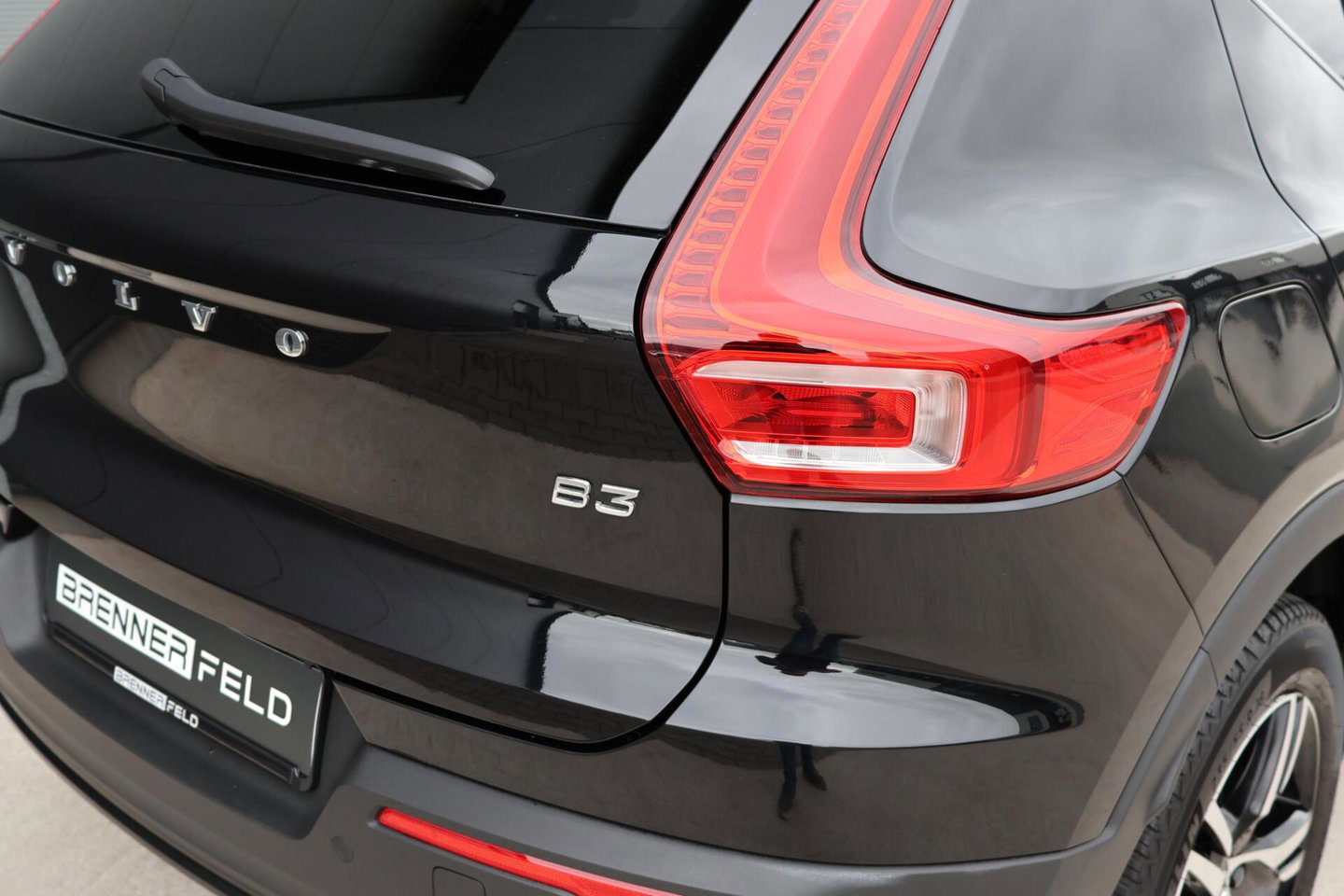 Volvo XC40 2.0 B3 Plus Dark / Panoramadak / Memory Stoelen / Harman Kardon / Keyless-Go / Stuurwielverwarming