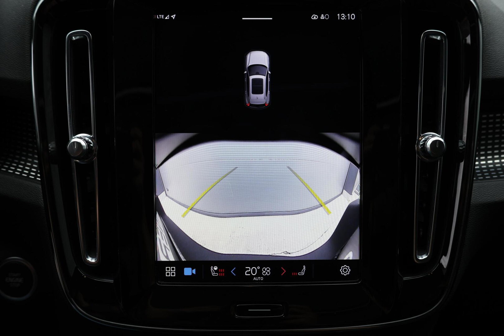 Volvo XC40 2.0 B3 Plus Dark / Panoramadak / Memory Stoelen / Harman Kardon / Keyless-Go / Stuurwielverwarming
