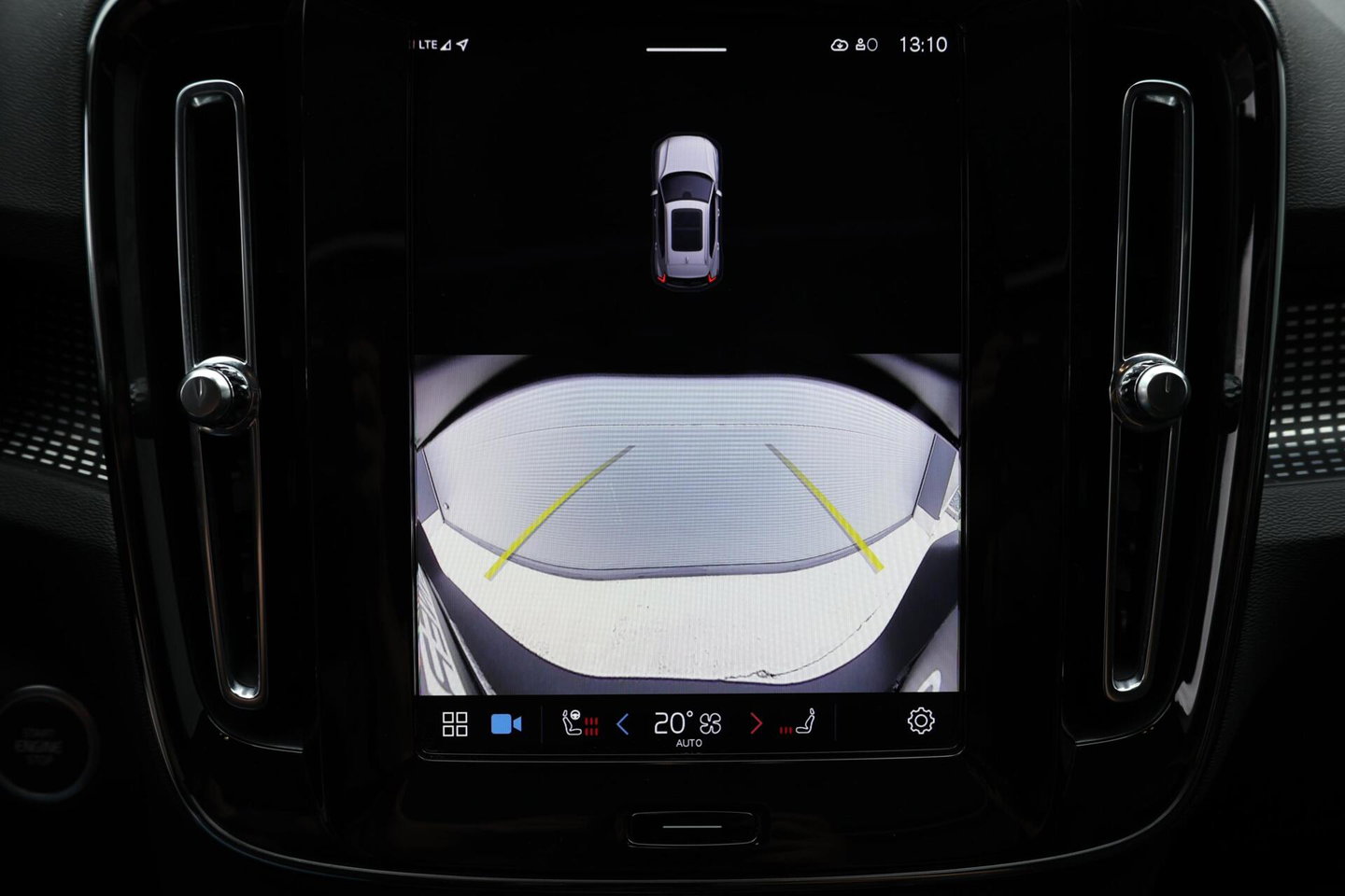 Volvo XC40 2.0 B3 Plus Dark / Panoramadak / Memory Stoelen / Harman Kardon / Keyless-Go / Stuurwielverwarming