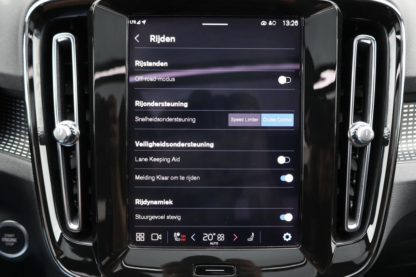 Volvo XC40 2.0 B3 Plus Dark / Panoramadak / Memory Stoelen / Harman Kardon / Keyless-Go / Stuurwielverwarming