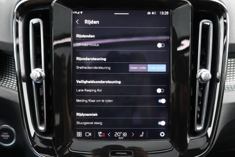 Volvo XC40 2.0 B3 Plus Dark / Panoramadak / Memory Stoelen / Harman Kardon / Keyless-Go / Stuurwielverwarming