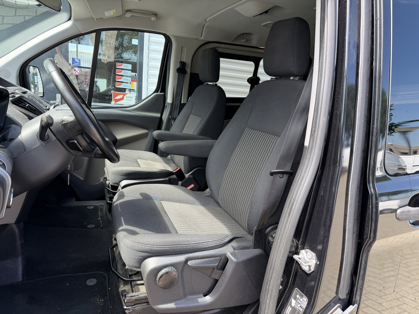Ford Transit Custom Tourneo 310 2.0 TDCI 130pk L1H1 Titanium / vaste prijs rijklaar € 19.950 incl btw / euro 6 / zwart metallic / airco / cruise / navigatie / trekhaak / camera / isofix !