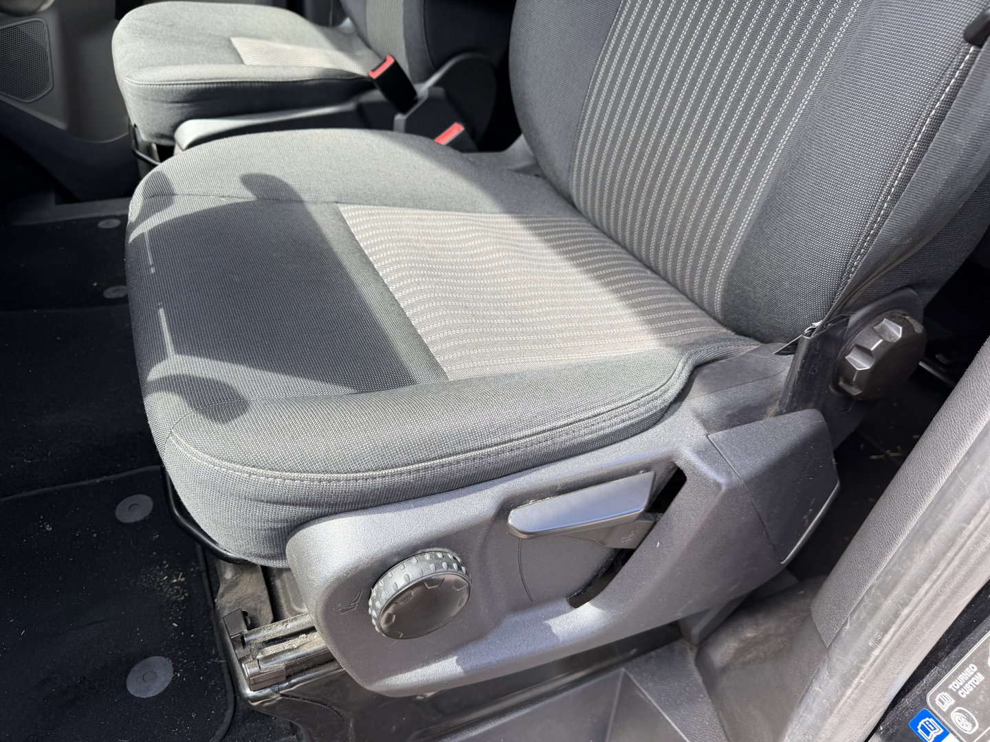 Ford Transit Custom Tourneo 310 2.0 TDCI 130pk L1H1 Titanium / vaste prijs rijklaar € 19.950 incl btw / euro 6 / zwart metallic / airco / cruise / navigatie / trekhaak / camera / isofix !