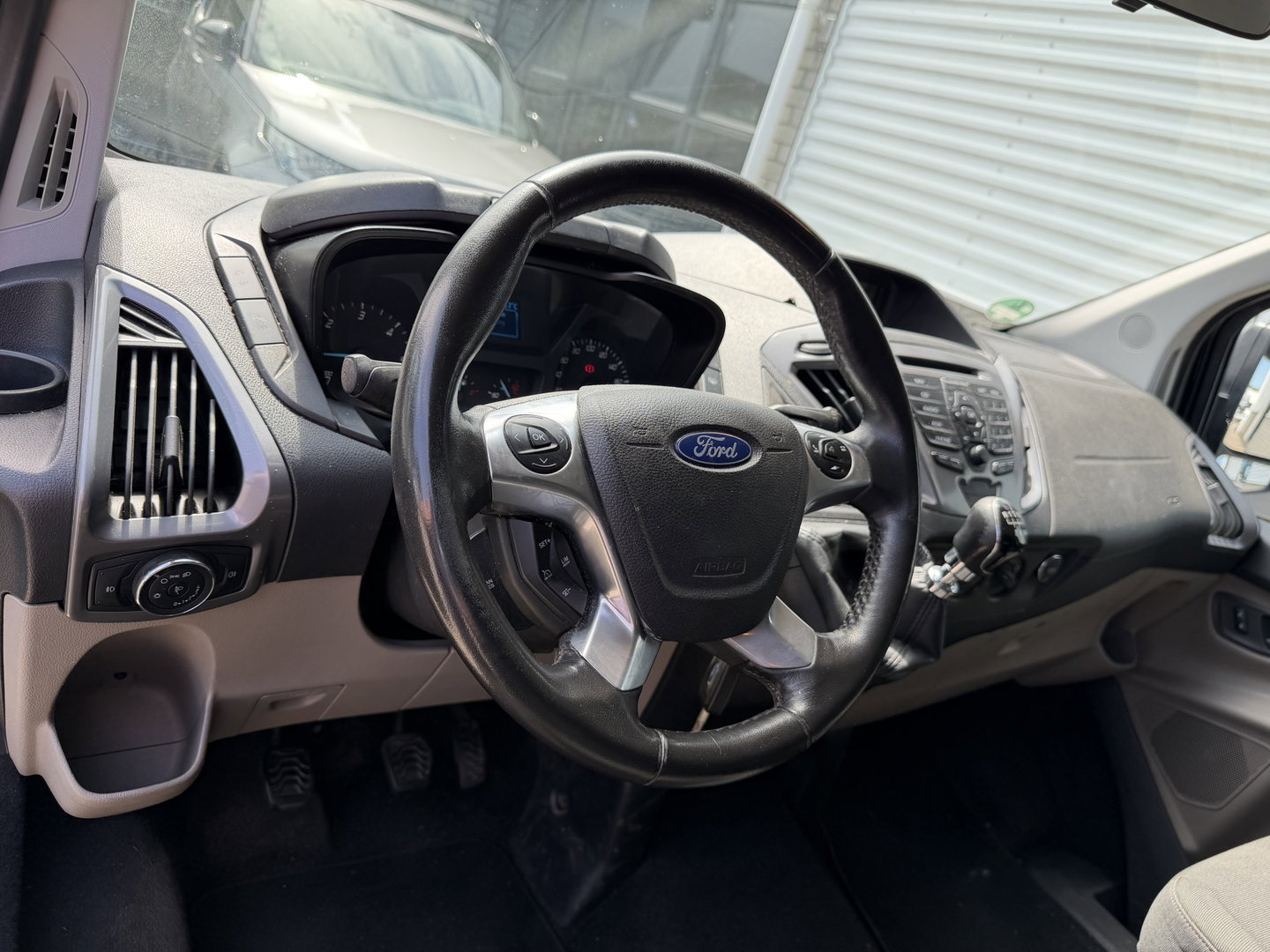 Ford Transit Custom Tourneo 310 2.0 TDCI 130pk L1H1 Titanium / vaste prijs rijklaar € 19.950 incl btw / euro 6 / zwart metallic / airco / cruise / navigatie / trekhaak / camera / isofix !
