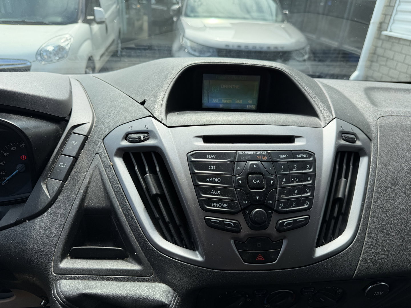 Ford Transit Custom Tourneo 310 2.0 TDCI 130pk L1H1 Titanium / vaste prijs rijklaar € 19.950 incl btw / euro 6 / zwart metallic / airco / cruise / navigatie / trekhaak / camera / isofix !