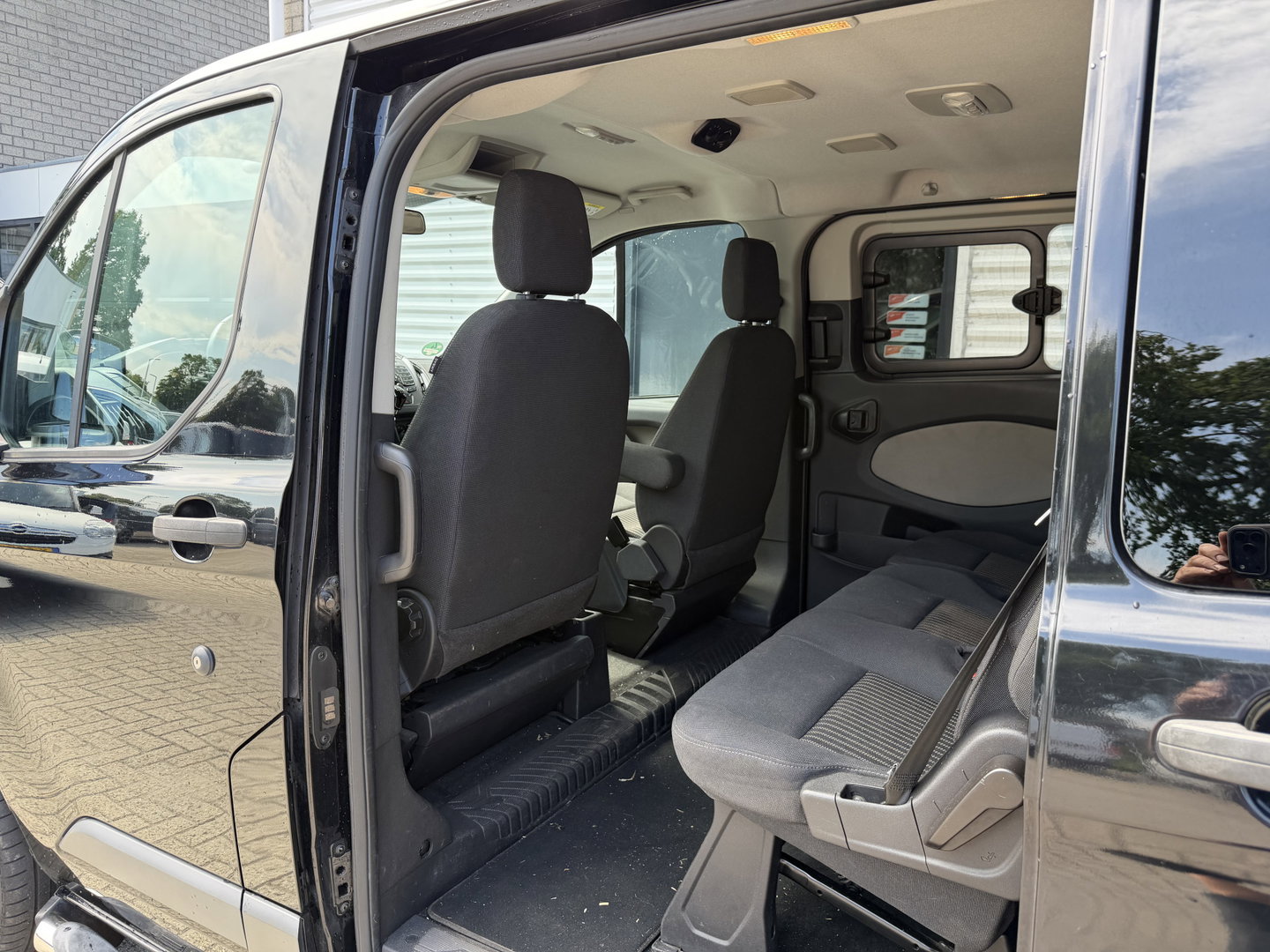 Ford Transit Custom Tourneo 310 2.0 TDCI 130pk L1H1 Titanium / vaste prijs rijklaar € 19.950 incl btw / euro 6 / zwart metallic / airco / cruise / navigatie / trekhaak / camera / isofix !