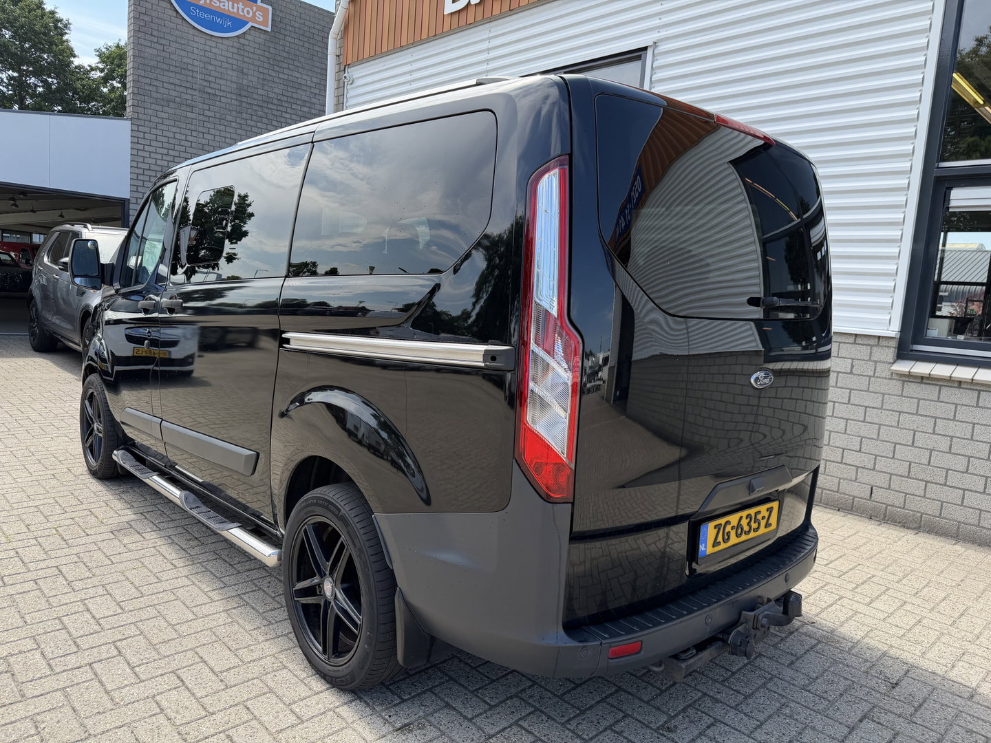 Ford Transit Custom Tourneo 310 2.0 TDCI 130pk L1H1 Titanium / vaste prijs rijklaar € 19.950 incl btw / euro 6 / zwart metallic / airco / cruise / navigatie / trekhaak / camera / isofix !