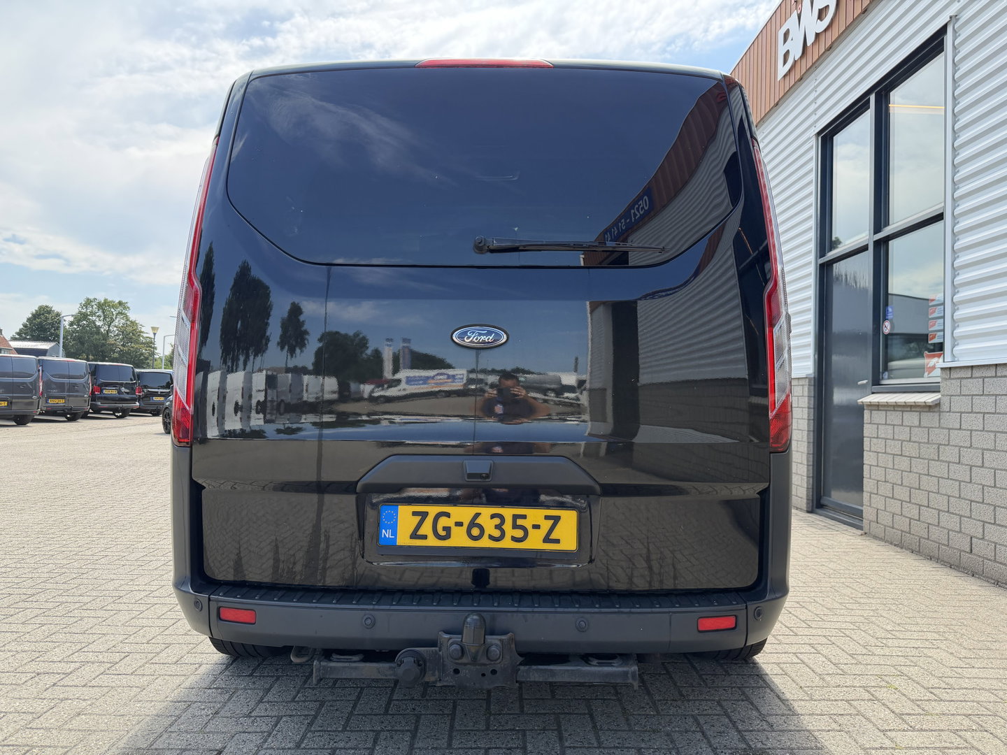 Ford Transit Custom Tourneo 310 2.0 TDCI 130pk L1H1 Titanium / vaste prijs rijklaar € 19.950 incl btw / euro 6 / zwart metallic / airco / cruise / navigatie / trekhaak / camera / isofix !