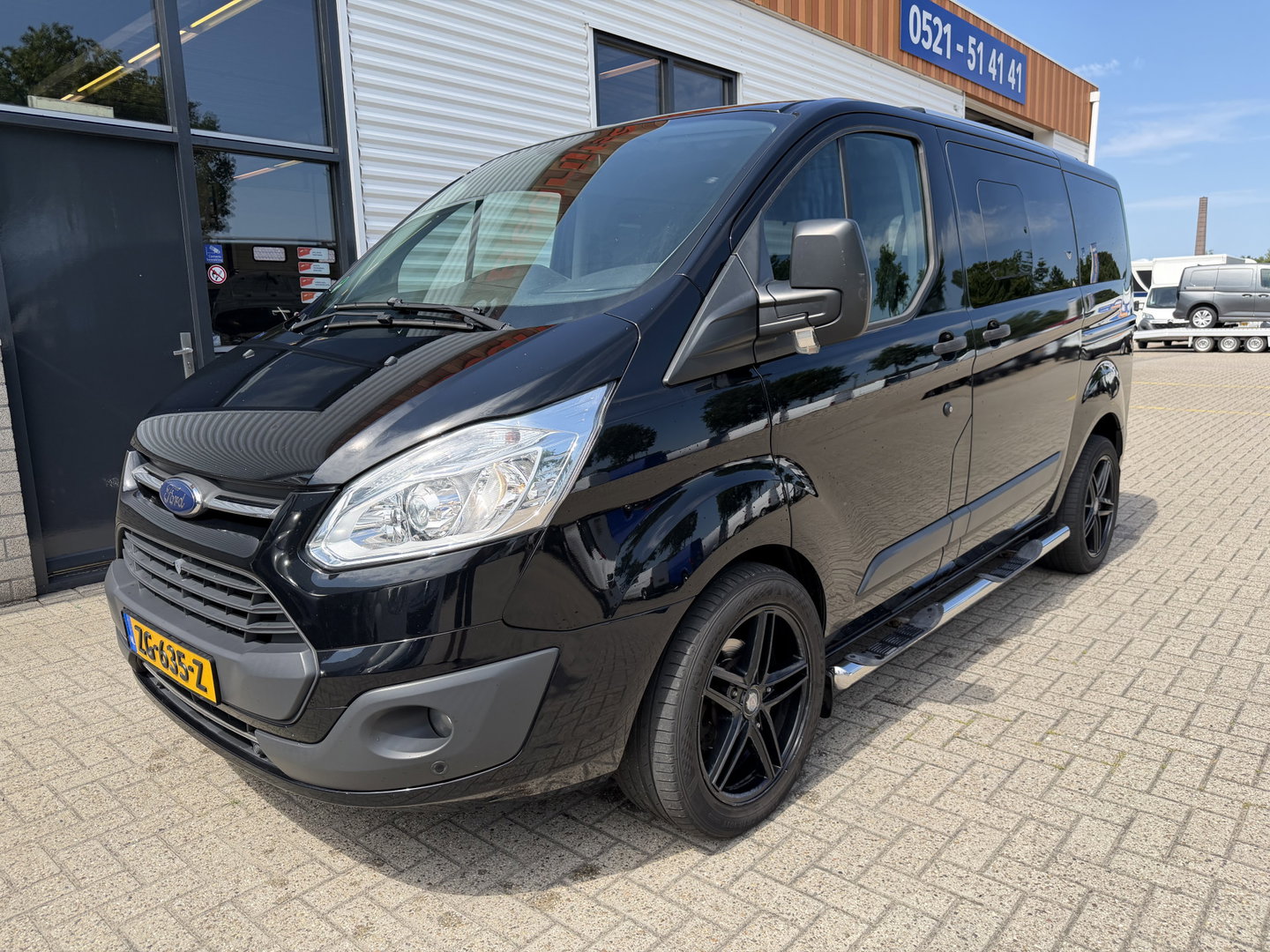 Ford Transit Custom Tourneo 310 2.0 TDCI 130pk L1H1 Titanium / vaste prijs rijklaar € 19.950 incl btw / euro 6 / zwart metallic / airco / cruise / navigatie / trekhaak / camera / isofix !