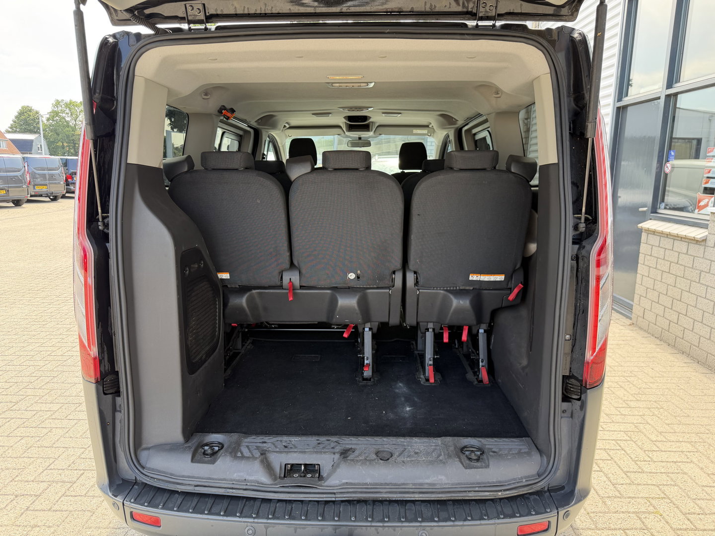 Ford Transit Custom Tourneo 310 2.0 TDCI 130pk L1H1 Titanium / vaste prijs rijklaar € 19.950 incl btw / euro 6 / zwart metallic / airco / cruise / navigatie / trekhaak / camera / isofix !