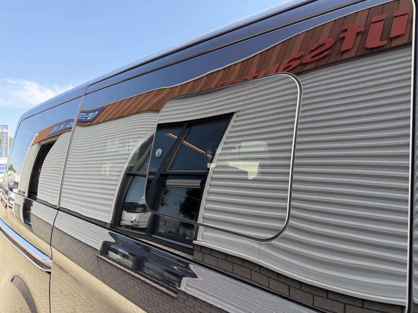 Ford Transit Custom Tourneo 310 2.0 TDCI 130pk L1H1 Titanium / vaste prijs rijklaar € 19.950 incl btw / euro 6 / zwart metallic / airco / cruise / navigatie / trekhaak / camera / isofix !