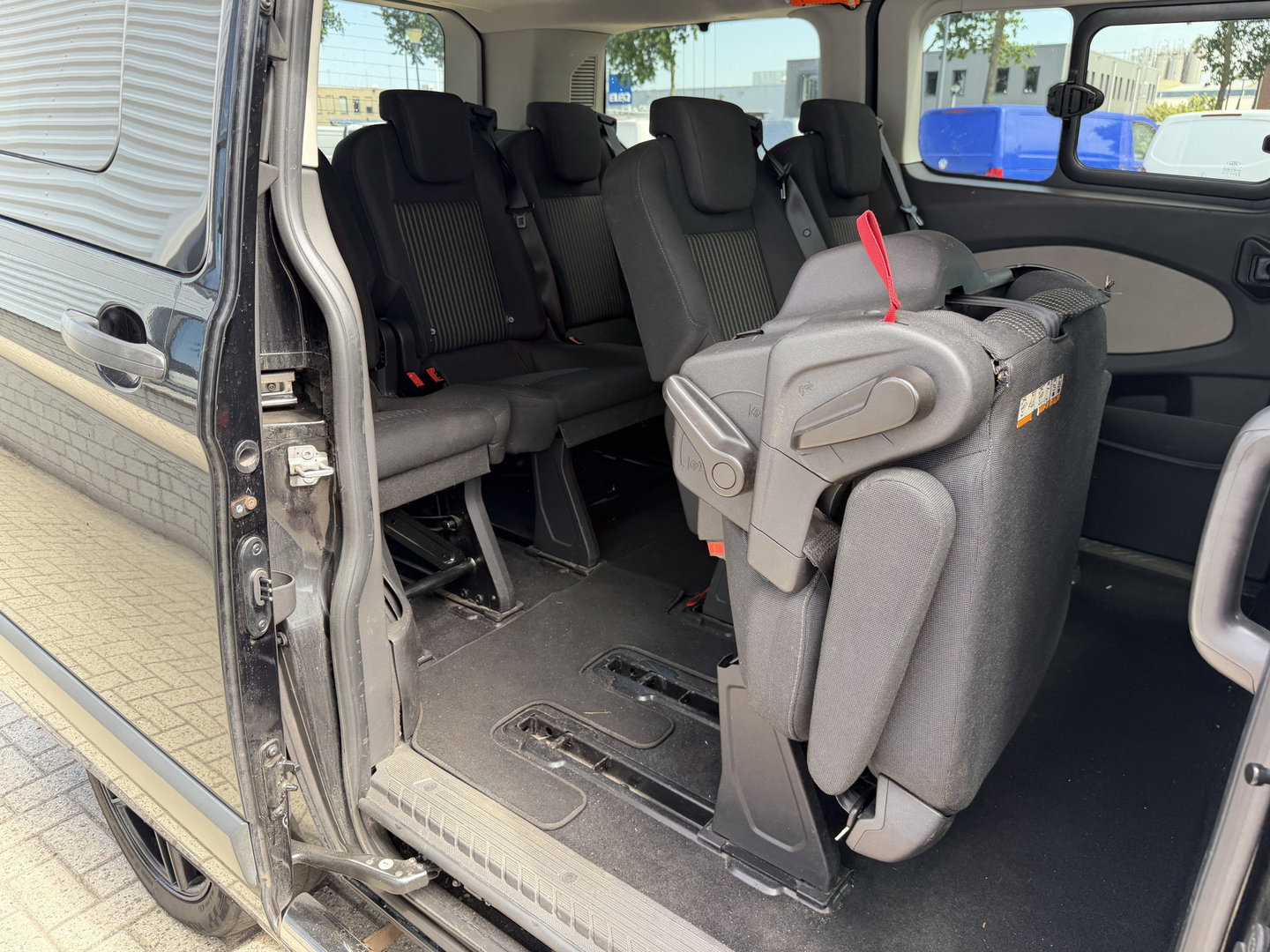 Ford Transit Custom Tourneo 310 2.0 TDCI 130pk L1H1 Titanium / vaste prijs rijklaar € 19.950 incl btw / euro 6 / zwart metallic / airco / cruise / navigatie / trekhaak / camera / isofix !