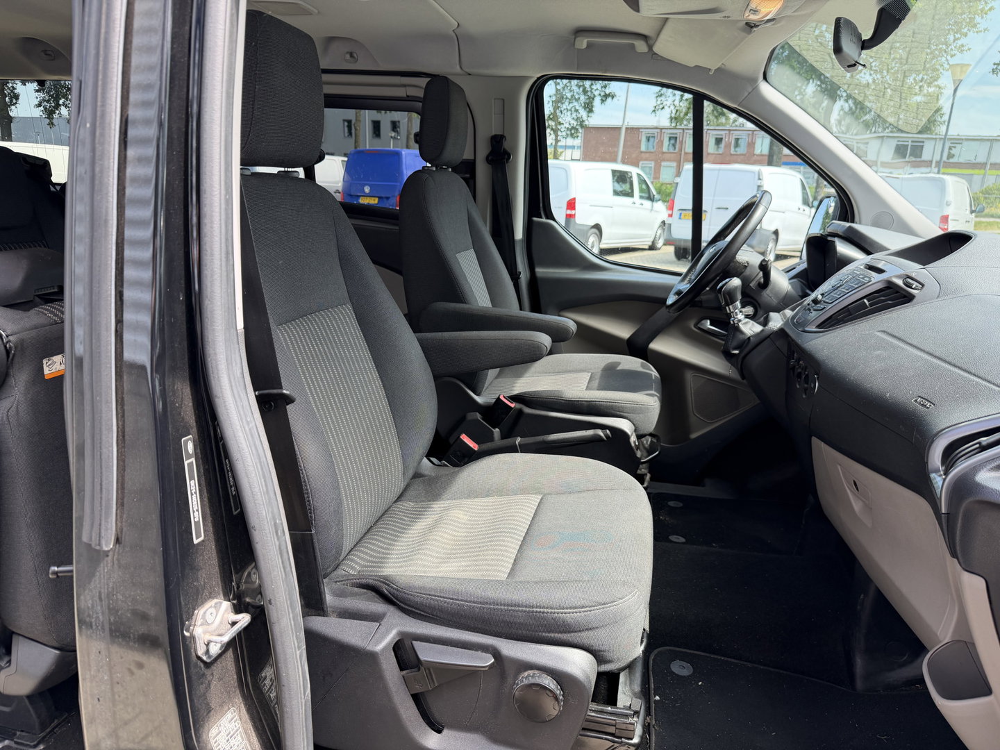 Ford Transit Custom Tourneo 310 2.0 TDCI 130pk L1H1 Titanium / vaste prijs rijklaar € 19.950 incl btw / euro 6 / zwart metallic / airco / cruise / navigatie / trekhaak / camera / isofix !