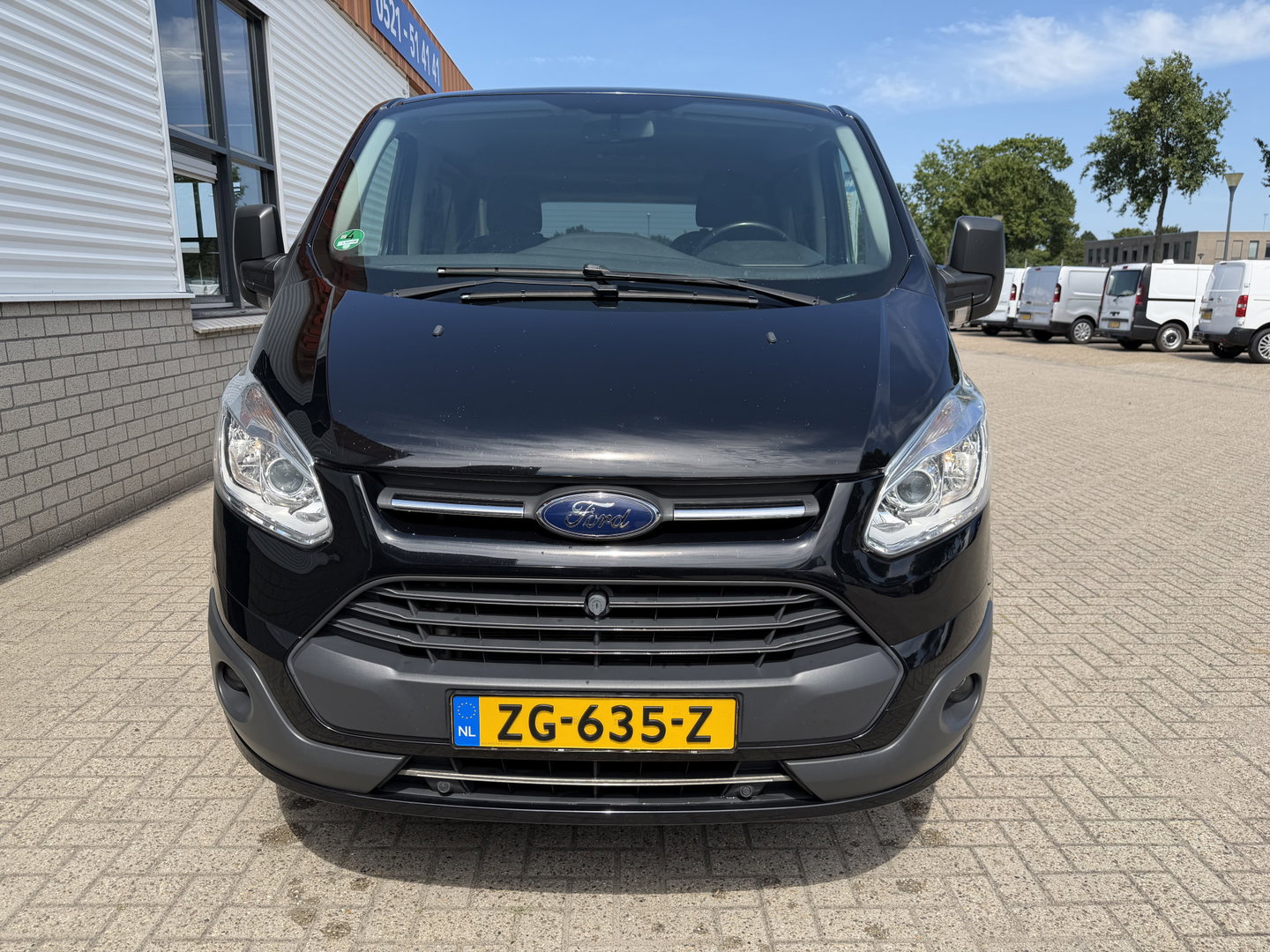 Ford Transit Custom Tourneo 310 2.0 TDCI 130pk L1H1 Titanium / vaste prijs rijklaar € 19.950 incl btw / euro 6 / zwart metallic / airco / cruise / navigatie / trekhaak / camera / isofix !