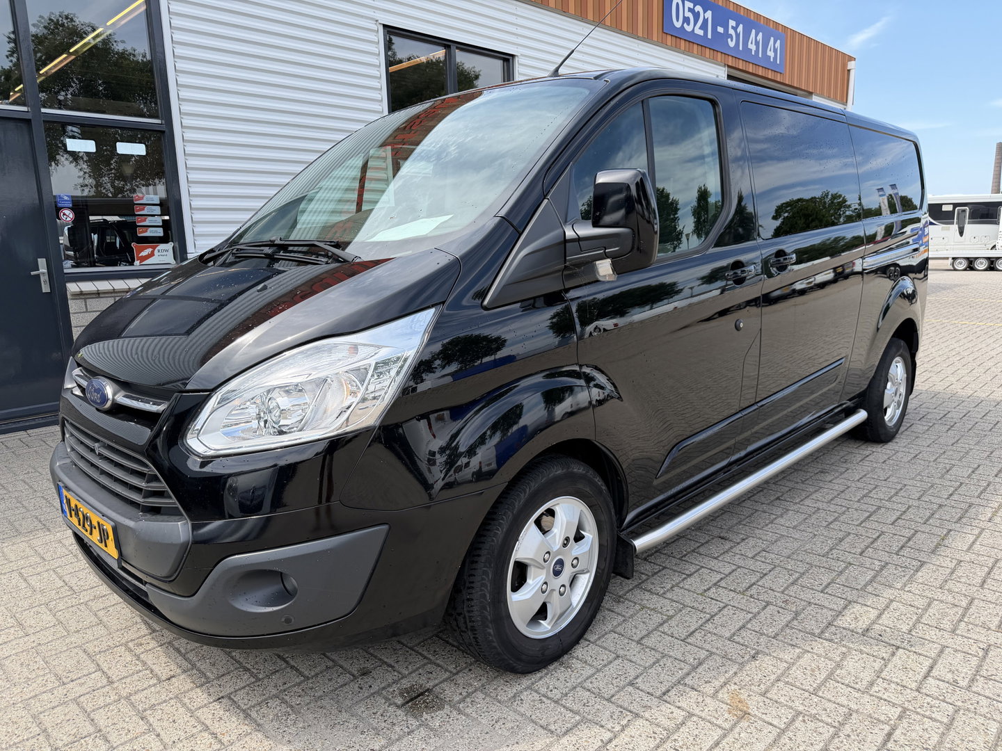 Ford Transit Custom 290 2.0 TDCI 130pk automaat L2H1 Limited DC 5 persoons / euro 6 / vaste prijs rijklaar € 14.950 ex btw / lease vanaf € 243 / dubbele schuifdeur / nieuwe distributie riem bij aflevering / zwart metallic