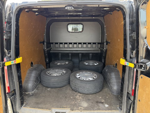 Ford Transit Custom 290 2.0 TDCI 130pk automaat L2H1 Limited DC 5 persoons / euro 6 / vaste prijs rijklaar € 14.950 ex btw / lease vanaf € 243 / dubbele schuifdeur / nieuwe distributie riem bij aflevering / zwart metallic