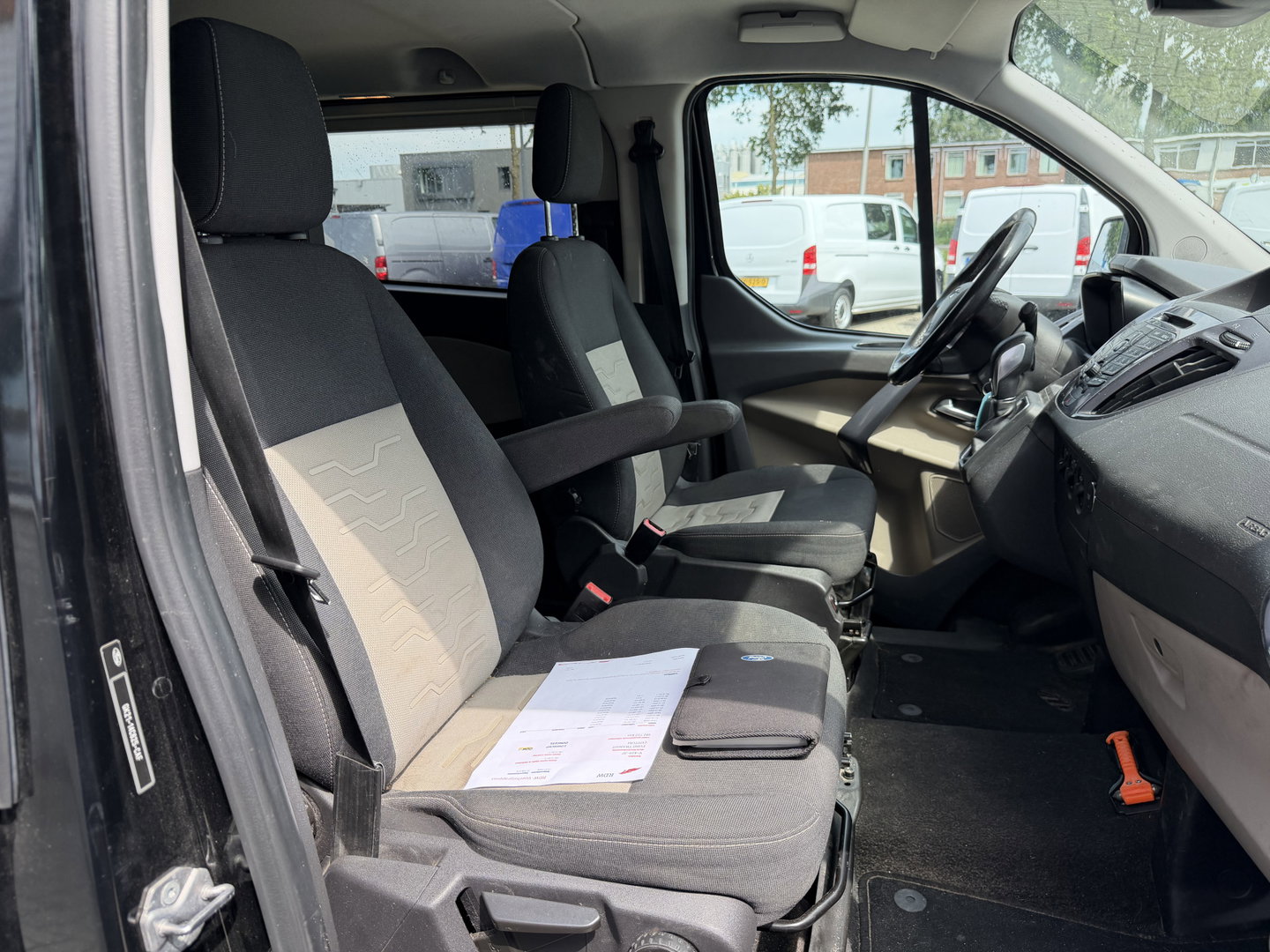 Ford Transit Custom 290 2.0 TDCI 130pk automaat L2H1 Limited DC 5 persoons / euro 6 / vaste prijs rijklaar € 14.950 ex btw / lease vanaf € 243 / dubbele schuifdeur / nieuwe distributie riem bij aflevering / zwart metallic