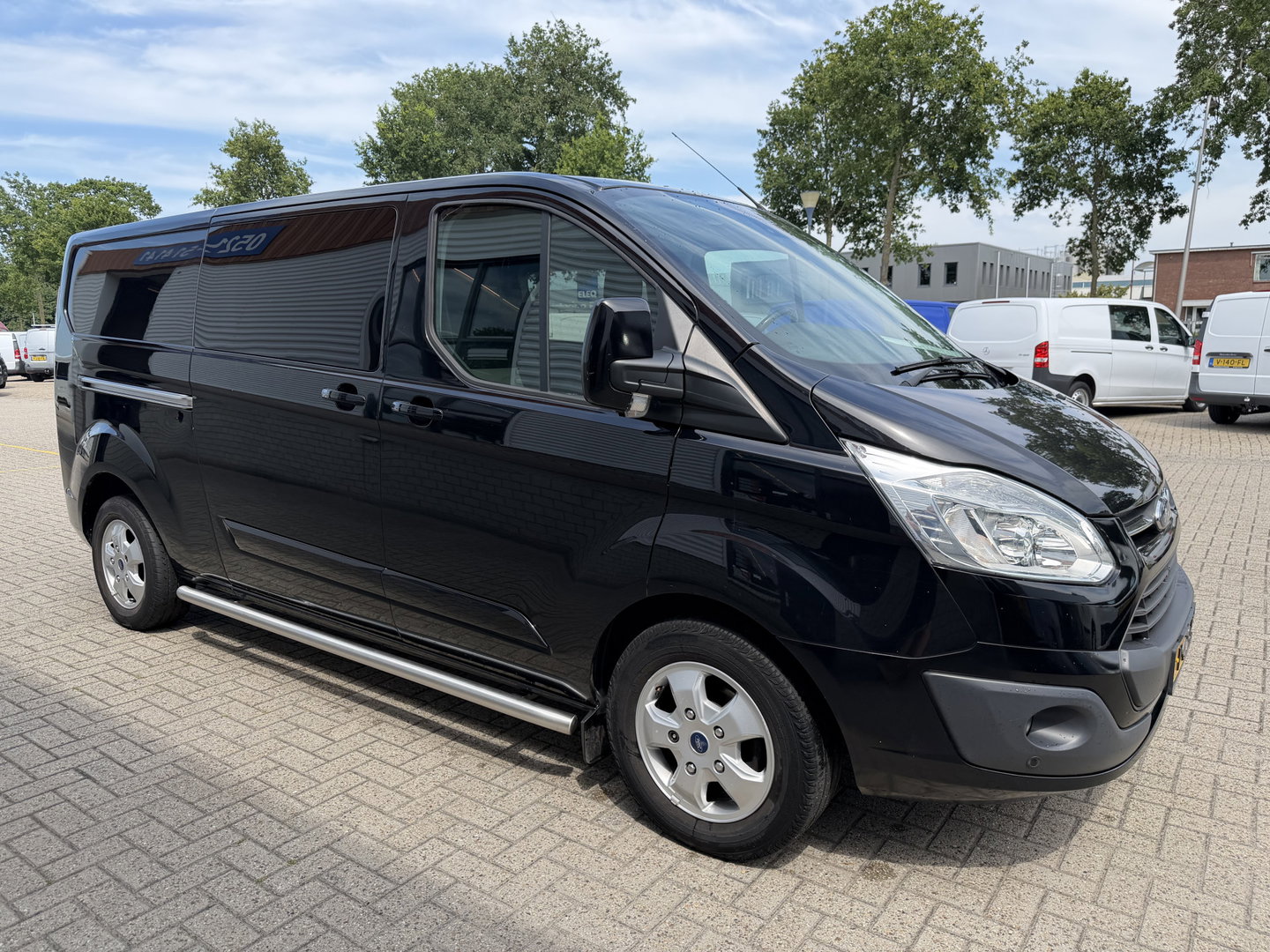 Ford Transit Custom 290 2.0 TDCI 130pk automaat L2H1 Limited DC 5 persoons / euro 6 / vaste prijs rijklaar € 14.950 ex btw / lease vanaf € 243 / dubbele schuifdeur / nieuwe distributie riem bij aflevering / zwart metallic