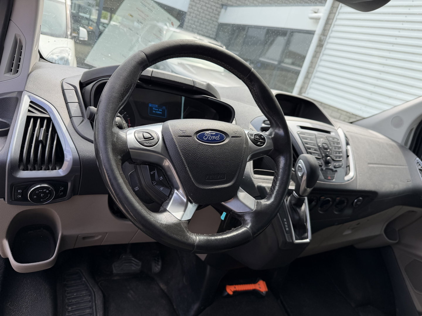 Ford Transit Custom 290 2.0 TDCI 130pk automaat L2H1 Limited DC 5 persoons / euro 6 / vaste prijs rijklaar € 14.950 ex btw / lease vanaf € 243 / dubbele schuifdeur / nieuwe distributie riem bij aflevering / zwart metallic
