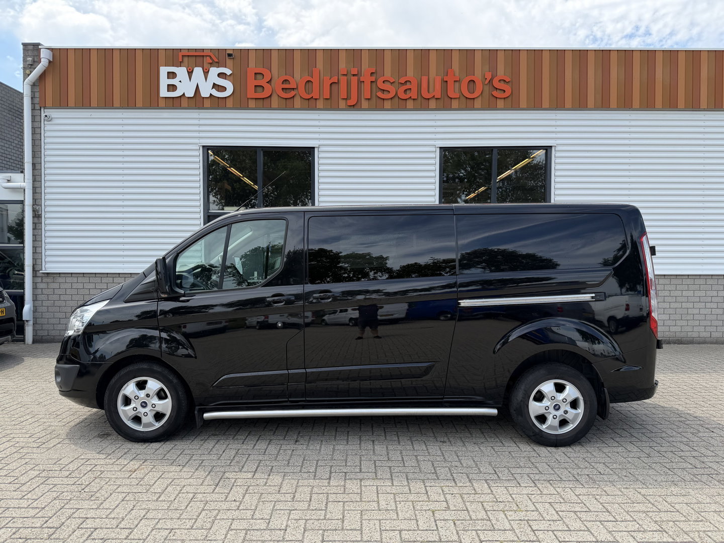 Ford Transit Custom 290 2.0 TDCI 130pk automaat L2H1 Limited DC 5 persoons / euro 6 / vaste prijs rijklaar € 14.950 ex btw / lease vanaf € 243 / dubbele schuifdeur / nieuwe distributie riem bij aflevering / zwart metallic