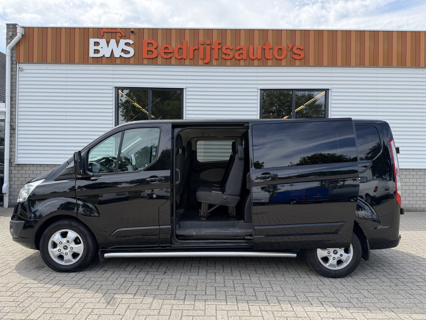 Ford Transit Custom 290 2.0 TDCI 130pk automaat L2H1 Limited DC 5 persoons / euro 6 / vaste prijs rijklaar € 14.950 ex btw / lease vanaf € 243 / dubbele schuifdeur / nieuwe distributie riem bij aflevering / zwart metallic