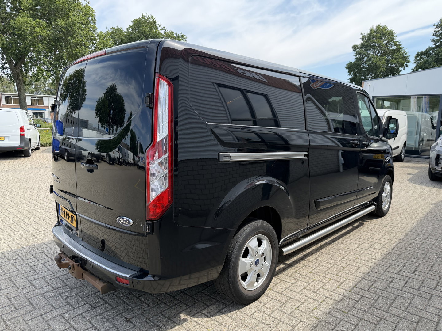 Ford Transit Custom 290 2.0 TDCI 130pk automaat L2H1 Limited DC 5 persoons / euro 6 / vaste prijs rijklaar € 14.950 ex btw / lease vanaf € 243 / dubbele schuifdeur / nieuwe distributie riem bij aflevering / zwart metallic