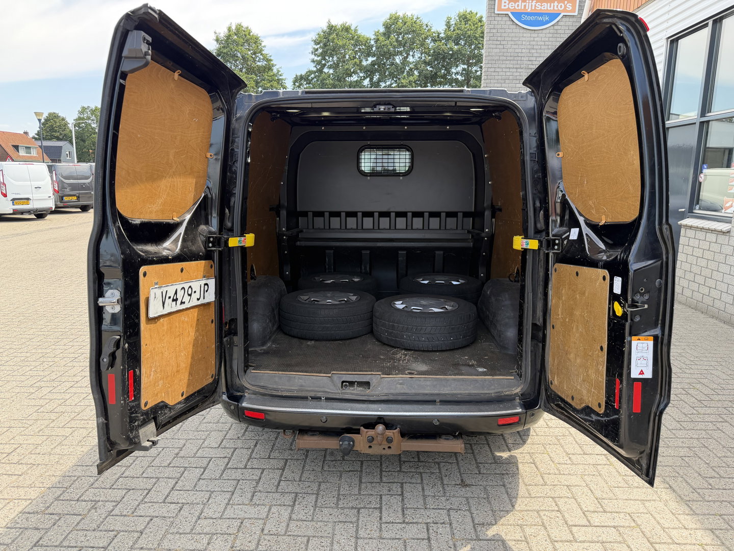 Ford Transit Custom 290 2.0 TDCI 130pk automaat L2H1 Limited DC 5 persoons / euro 6 / vaste prijs rijklaar € 14.950 ex btw / lease vanaf € 243 / dubbele schuifdeur / nieuwe distributie riem bij aflevering / zwart metallic