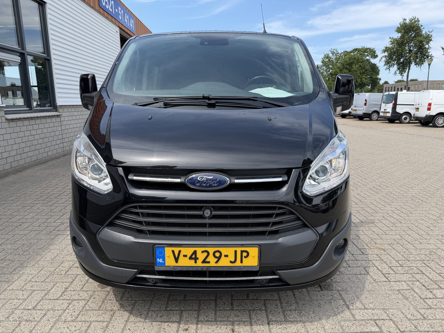 Ford Transit Custom 290 2.0 TDCI 130pk automaat L2H1 Limited DC 5 persoons / euro 6 / vaste prijs rijklaar € 14.950 ex btw / lease vanaf € 243 / dubbele schuifdeur / nieuwe distributie riem bij aflevering / zwart metallic