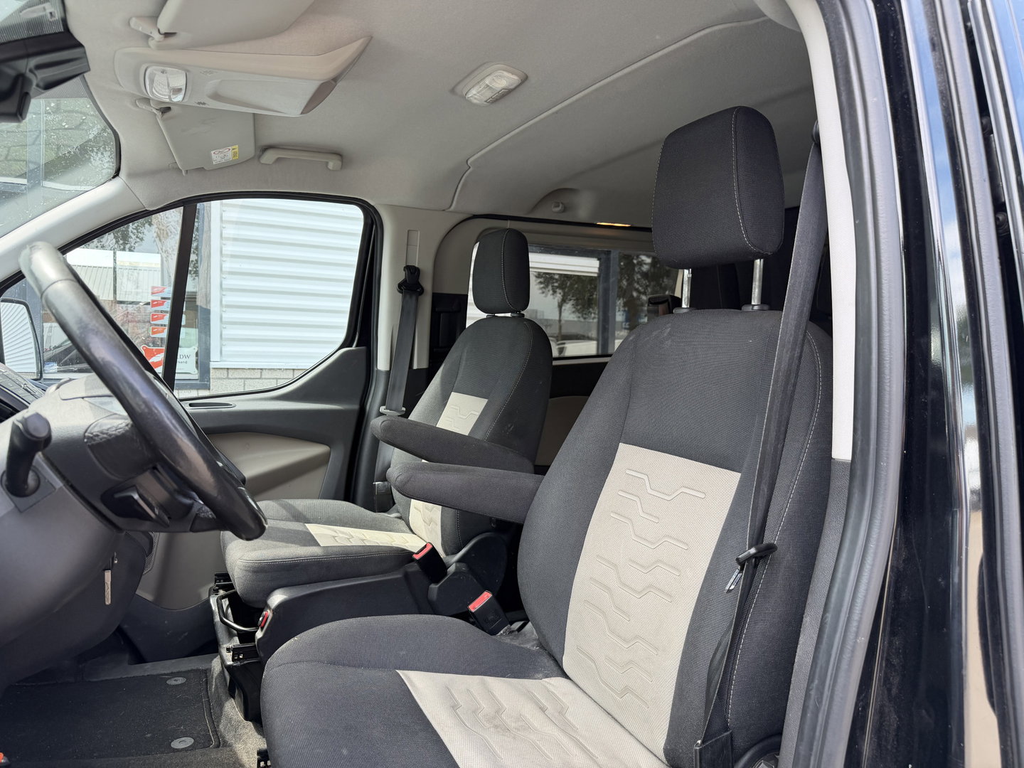 Ford Transit Custom 290 2.0 TDCI 130pk automaat L2H1 Limited DC 5 persoons / euro 6 / vaste prijs rijklaar € 14.950 ex btw / lease vanaf € 243 / dubbele schuifdeur / nieuwe distributie riem bij aflevering / zwart metallic