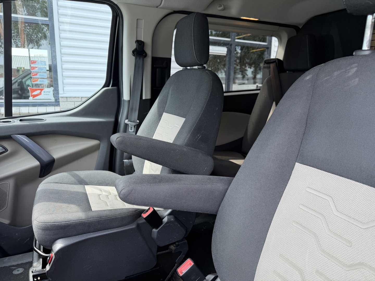 Ford Transit Custom 290 2.0 TDCI 130pk automaat L2H1 Limited DC 5 persoons / euro 6 / vaste prijs rijklaar € 14.950 ex btw / lease vanaf € 243 / dubbele schuifdeur / nieuwe distributie riem bij aflevering / zwart metallic