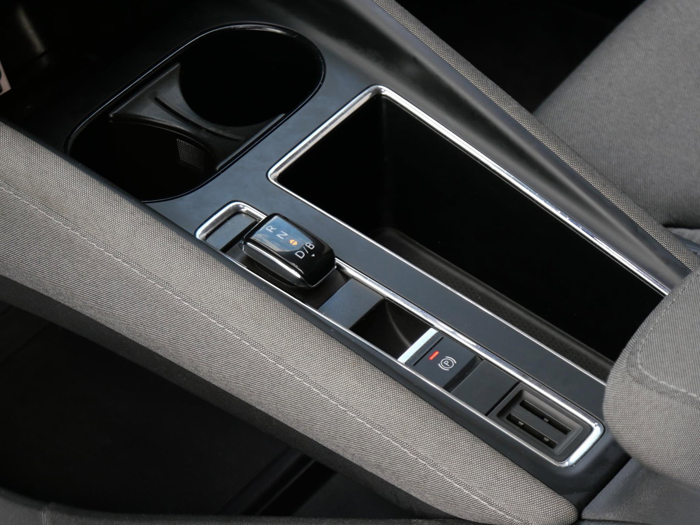 Škoda Enyaq iV 80/ TREKHAAK/ COMFORT PACK/ CLIMATE PACK/ SPORT PACK/ SOH 93%