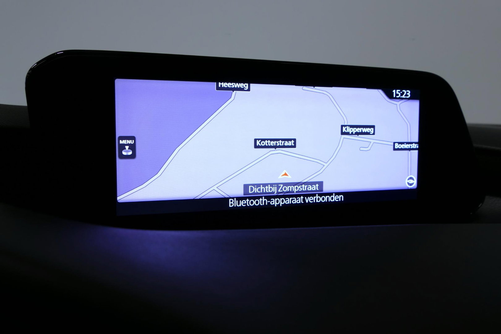 Mazda 3 2.0 e-SkyActiv-X M Hybrid 180 Luxury / Orig. Nederlands / Elektr. verstelbare voorstoel met memory / BOSE Audio / Apple Carplay - Android Auto / HUD / Stoelverwarming / Achteruitrijcamera / Cruise control / Dodehoekdetectie / Black Optic / 18'' LMV / Navi