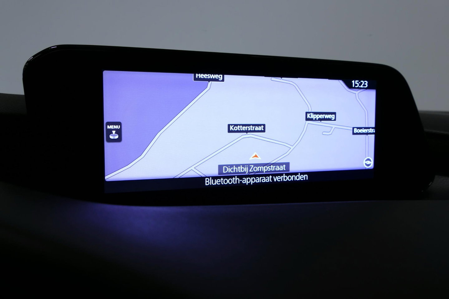 Mazda 3 2.0 e-SkyActiv-X M Hybrid 180 Luxury / Orig. Nederlands / Elektr. verstelbare voorstoel met memory / BOSE Audio / Apple Carplay - Android Auto / HUD / Stoelverwarming / Achteruitrijcamera / Cruise control / Dodehoekdetectie / Black Optic / 18'' LMV / Navi