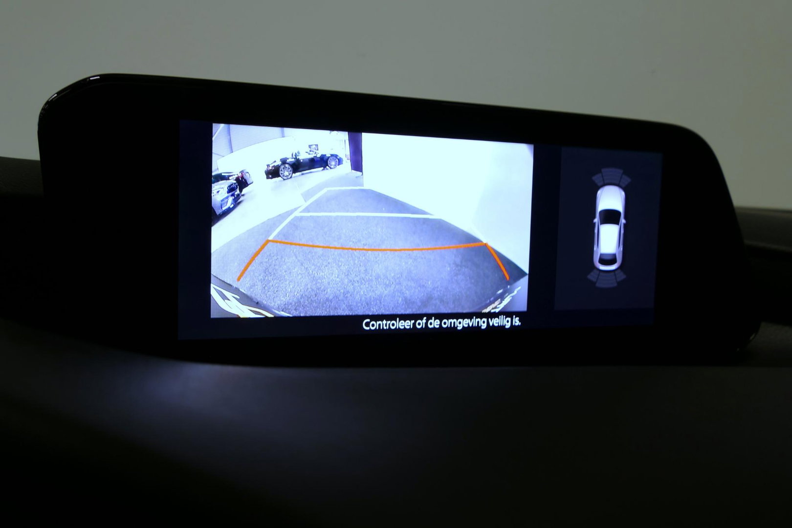 Mazda 3 2.0 e-SkyActiv-X M Hybrid 180 Luxury / Orig. Nederlands / Elektr. verstelbare voorstoel met memory / BOSE Audio / Apple Carplay - Android Auto / HUD / Stoelverwarming / Achteruitrijcamera / Cruise control / Dodehoekdetectie / Black Optic / 18'' LMV / Navi