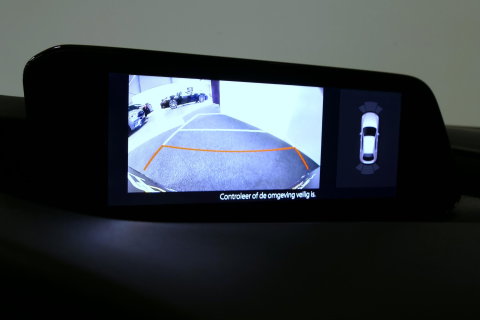 Mazda 3 2.0 e-SkyActiv-X M Hybrid 180 Luxury / Orig. Nederlands / Elektr. verstelbare voorstoel met memory / BOSE Audio / Apple Carplay - Android Auto / HUD / Stoelverwarming / Achteruitrijcamera / Cruise control / Dodehoekdetectie / Black Optic / 18'' LMV / Navi