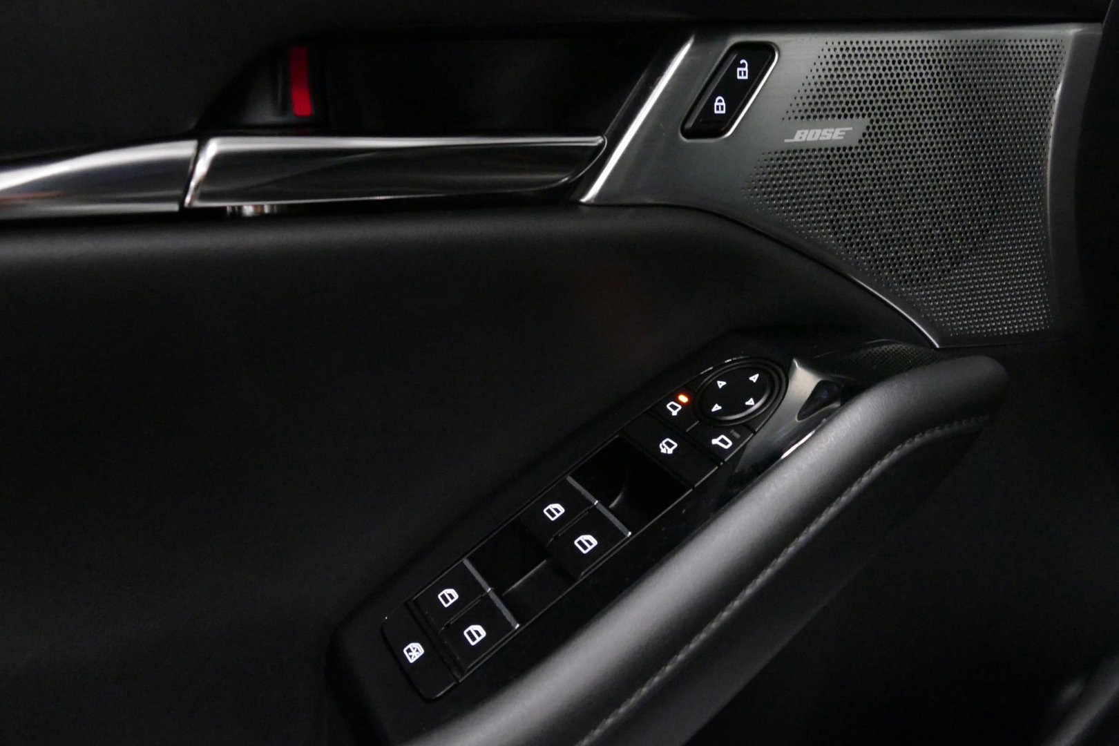 Mazda 3 2.0 e-SkyActiv-X M Hybrid 180 Luxury / Orig. Nederlands / Elektr. verstelbare voorstoel met memory / BOSE Audio / Apple Carplay - Android Auto / HUD / Stoelverwarming / Achteruitrijcamera / Cruise control / Dodehoekdetectie / Black Optic / 18'' LMV / Navi