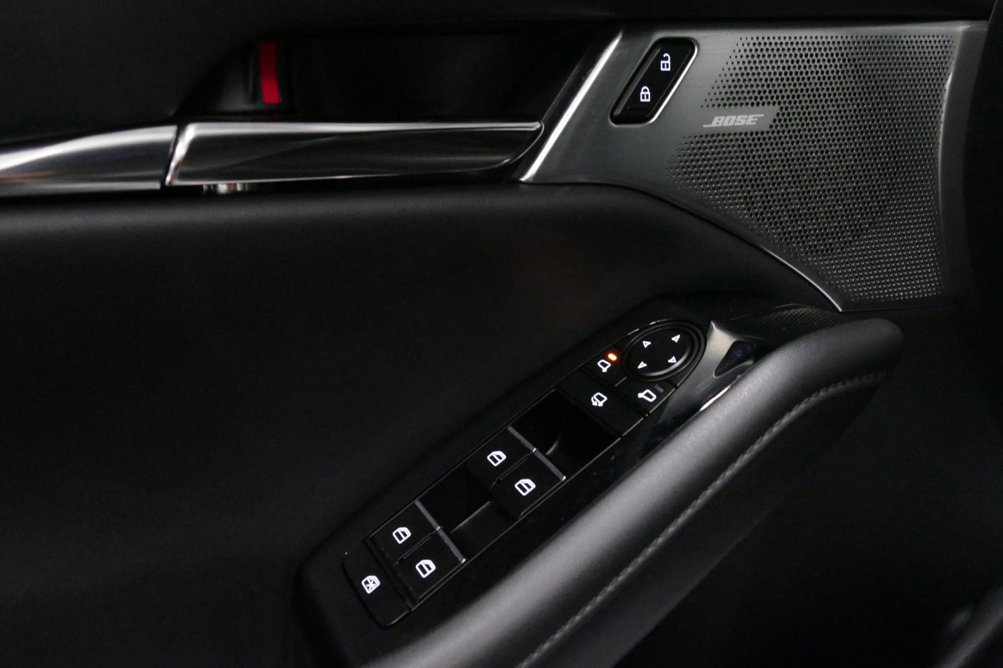 Mazda 3 2.0 e-SkyActiv-X M Hybrid 180 Luxury / Orig. Nederlands / Elektr. verstelbare voorstoel met memory / BOSE Audio / Apple Carplay - Android Auto / HUD / Stoelverwarming / Achteruitrijcamera / Cruise control / Dodehoekdetectie / Black Optic / 18'' LMV / Navi