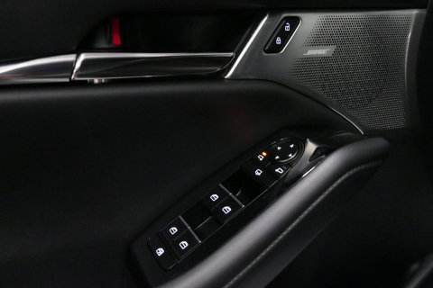 Mazda 3 2.0 e-SkyActiv-X M Hybrid 180 Luxury / Orig. Nederlands / Elektr. verstelbare voorstoel met memory / BOSE Audio / Apple Carplay - Android Auto / HUD / Stoelverwarming / Achteruitrijcamera / Cruise control / Dodehoekdetectie / Black Optic / 18'' LMV / Navi