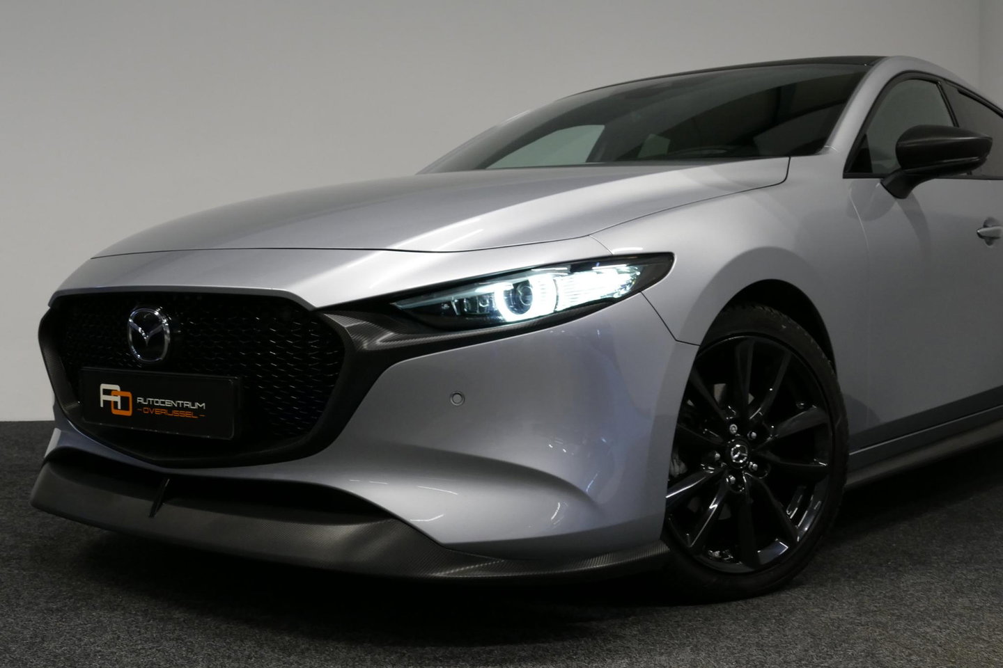 Mazda 3 2.0 e-SkyActiv-X M Hybrid 180 Luxury / Orig. Nederlands / Elektr. verstelbare voorstoel met memory / BOSE Audio / Apple Carplay - Android Auto / HUD / Stoelverwarming / Achteruitrijcamera / Cruise control / Dodehoekdetectie / Black Optic / 18'' LMV / Navi
