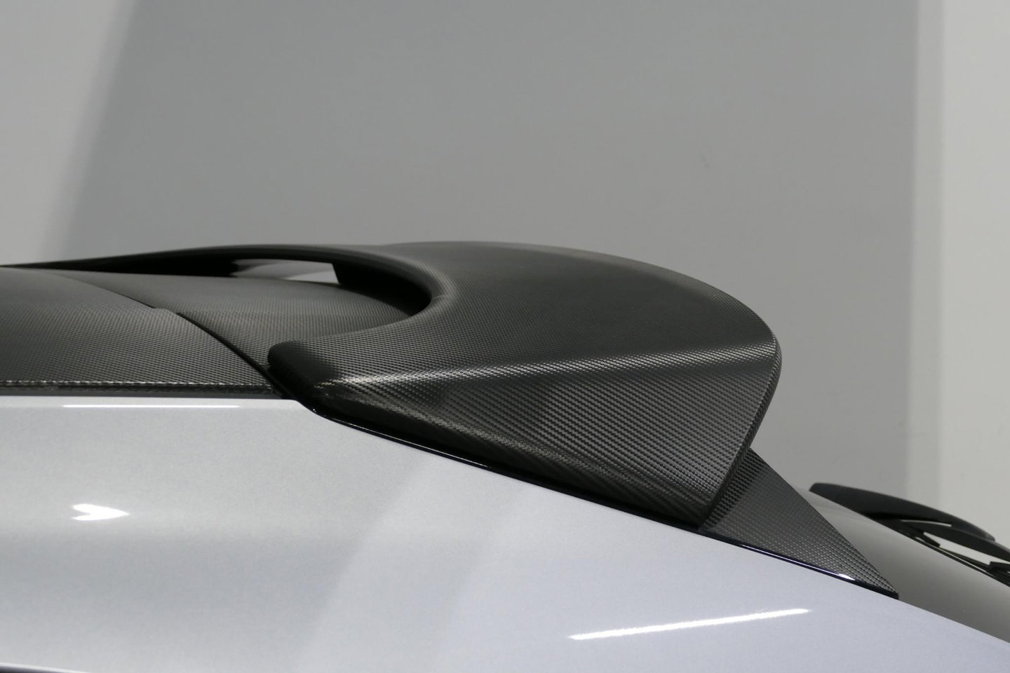 Mazda 3 2.0 e-SkyActiv-X M Hybrid 180 Luxury / Orig. Nederlands / Elektr. verstelbare voorstoel met memory / BOSE Audio / Apple Carplay - Android Auto / HUD / Stoelverwarming / Achteruitrijcamera / Cruise control / Dodehoekdetectie / Black Optic / 18'' LMV / Navi