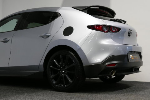 Mazda 3 2.0 e-SkyActiv-X M Hybrid 180 Luxury / Orig. Nederlands / Elektr. verstelbare voorstoel met memory / BOSE Audio / Apple Carplay - Android Auto / HUD / Stoelverwarming / Achteruitrijcamera / Cruise control / Dodehoekdetectie / Black Optic / 18'' LMV / Navi