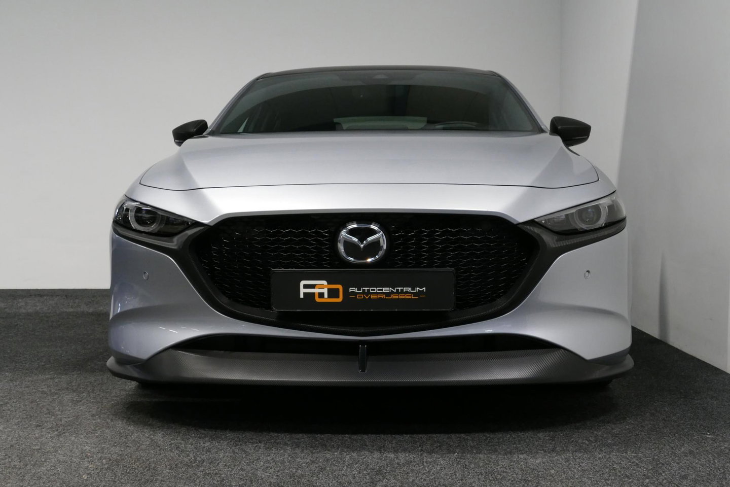 Mazda 3 2.0 e-SkyActiv-X M Hybrid 180 Luxury / Orig. Nederlands / Elektr. verstelbare voorstoel met memory / BOSE Audio / Apple Carplay - Android Auto / HUD / Stoelverwarming / Achteruitrijcamera / Cruise control / Dodehoekdetectie / Black Optic / 18'' LMV / Navi