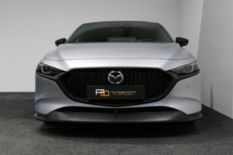 Mazda 3 2.0 e-SkyActiv-X M Hybrid 180 Luxury / Orig. Nederlands / Elektr. verstelbare voorstoel met memory / BOSE Audio / Apple Carplay - Android Auto / HUD / Stoelverwarming / Achteruitrijcamera / Cruise control / Dodehoekdetectie / Black Optic / 18'' LMV / Navi