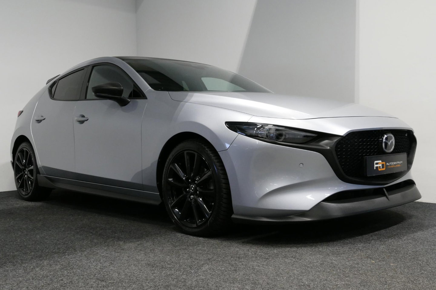 Mazda 3 2.0 e-SkyActiv-X M Hybrid 180 Luxury / Orig. Nederlands / Elektr. verstelbare voorstoel met memory / BOSE Audio / Apple Carplay - Android Auto / HUD / Stoelverwarming / Achteruitrijcamera / Cruise control / Dodehoekdetectie / Black Optic / 18'' LMV / Navi