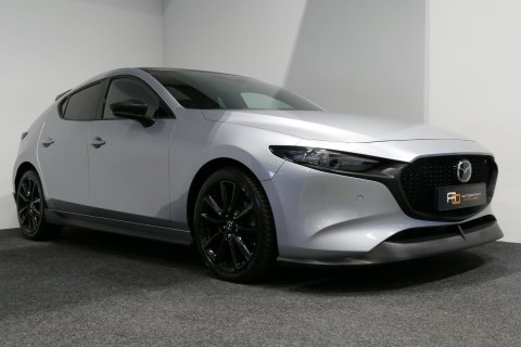 Mazda 3 2.0 e-SkyActiv-X M Hybrid 180 Luxury / Orig. Nederlands / Elektr. verstelbare voorstoel met memory / BOSE Audio / Apple Carplay - Android Auto / HUD / Stoelverwarming / Achteruitrijcamera / Cruise control / Dodehoekdetectie / Black Optic / 18'' LMV / Navi