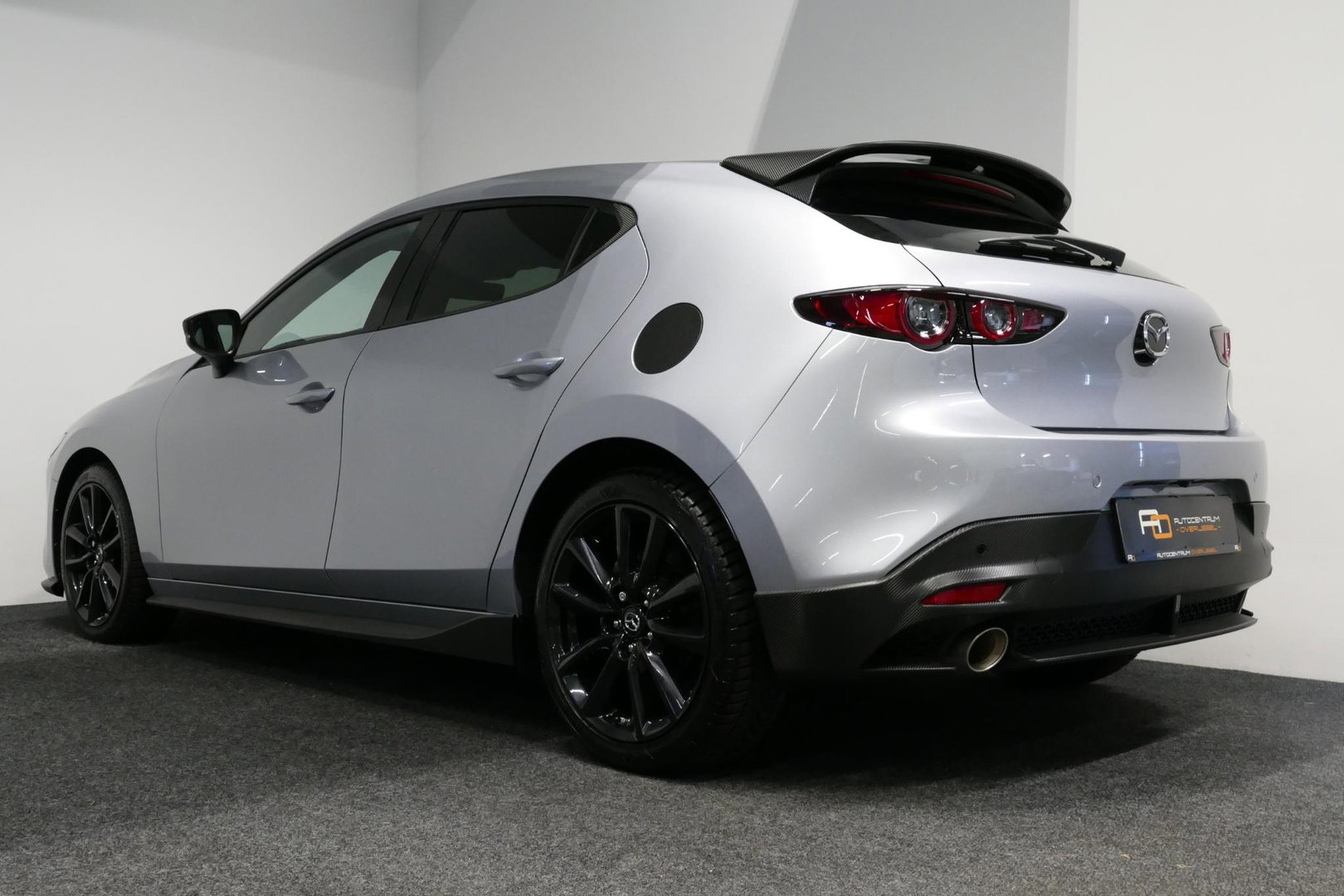 Mazda 3 2.0 e-SkyActiv-X M Hybrid 180 Luxury / Orig. Nederlands / Elektr. verstelbare voorstoel met memory / BOSE Audio / Apple Carplay - Android Auto / HUD / Stoelverwarming / Achteruitrijcamera / Cruise control / Dodehoekdetectie / Black Optic / 18'' LMV / Navi